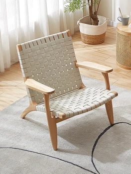 Vienu seglu ādas masīvkoka atpūtas dīvāna atzveltni krēsls viesistaba nelielā dzīvoklī